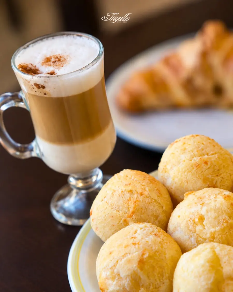 Pão de queijo e capuccino